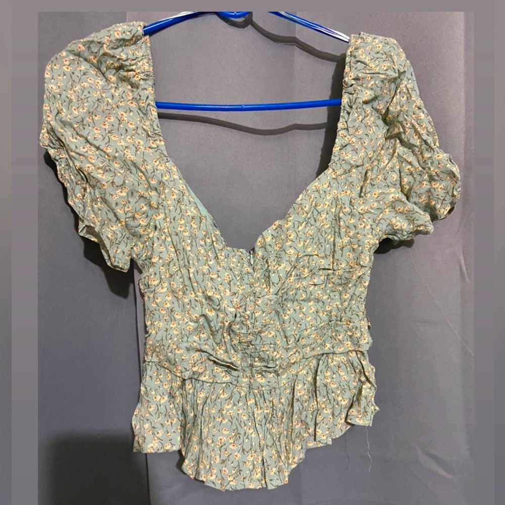 New with tags.  Green floral top, Brand: Astr.  Size L